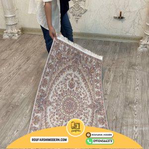 فرشینه نمدی رویه مخمل با نمد 1000 گرم، ترکیبی از زیبایی و دوام برای دکوراسیون منزل شما است. این فرشینه با رویه‌ای لطیف و نمدی مقاوم، انتخابی ایده‌آل برای ایجاد فضایی گرم و شیک است. ضد آلرژی و مناسب برای هر محیط داخلی.