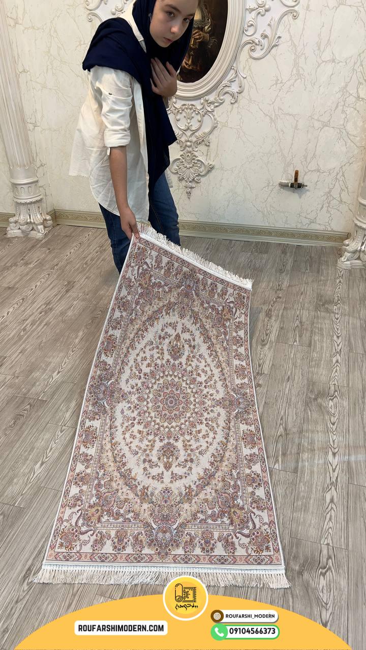 فرشینه نمدی رویه مخمل با نمد 1000 گرم، ترکیبی از زیبایی و دوام برای دکوراسیون منزل شما است. این فرشینه با رویهای لطیف و نمدی مقاوم، انتخابی ایدهآل برای ایجاد فضایی گرم و شیک است. ضد آلرژی و مناسب برای هر محیط داخلی.
